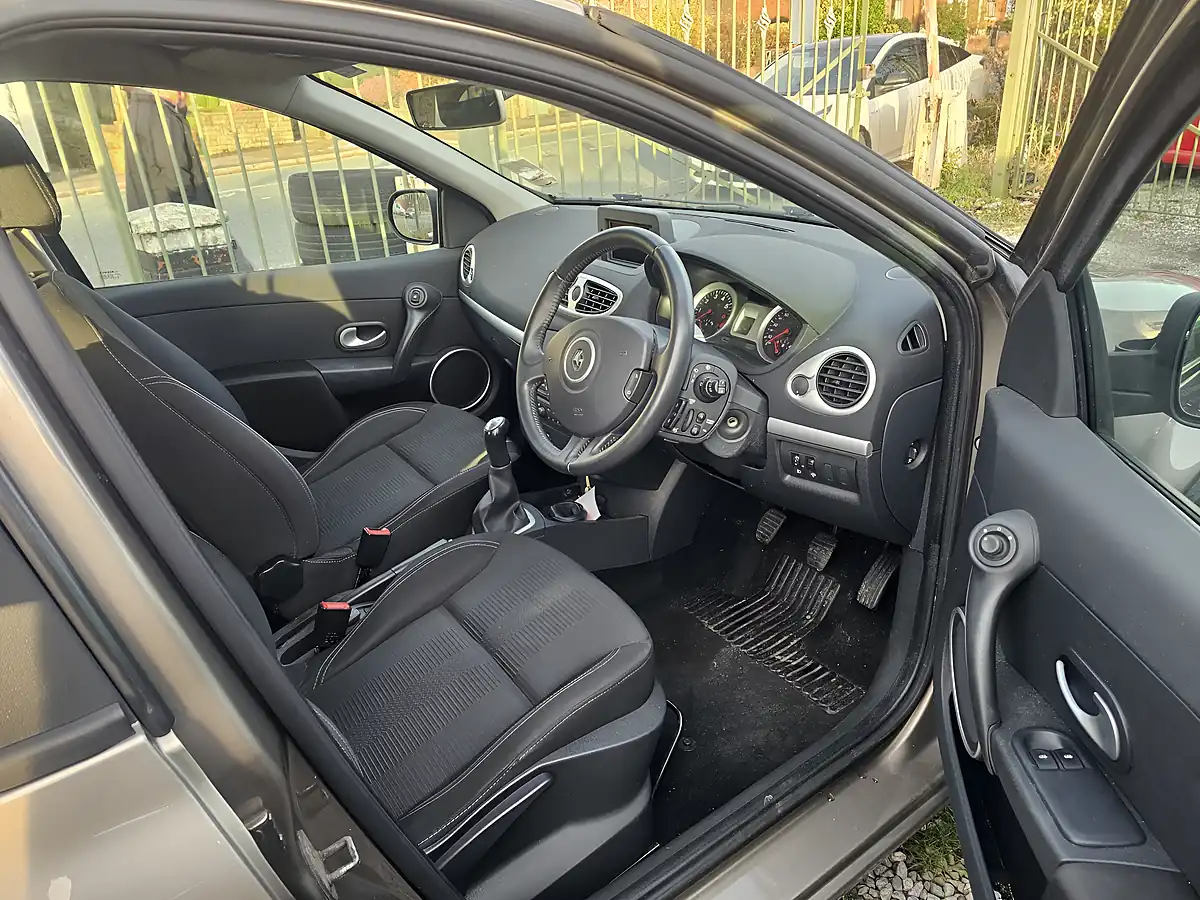 Used 2011 Renault Clio Dynamique Tomtom Beige - Interior and Exterior details 9