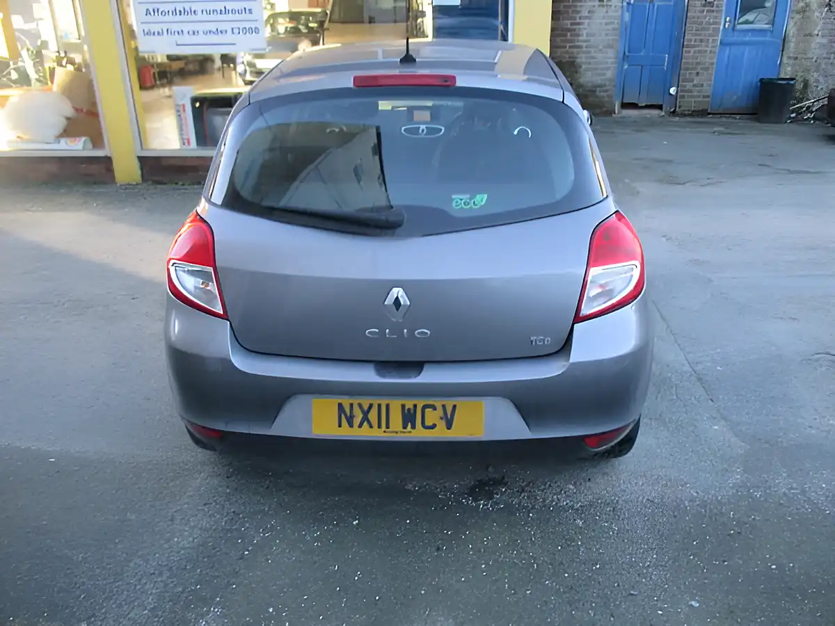 Used 2011 Renault Clio Dynamique Tomtom Grey - Interior and Exterior details 3