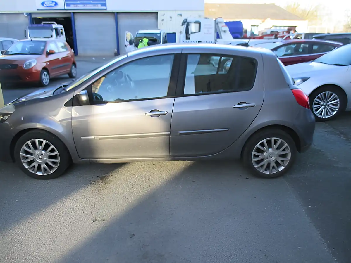 Used 2011 Renault Clio Dynamique Tomtom Grey - Interior and Exterior details 4