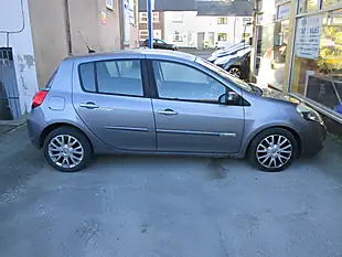 Used 2011 Renault Clio Dynamique Tomtom Grey - Interior and Exterior details 5