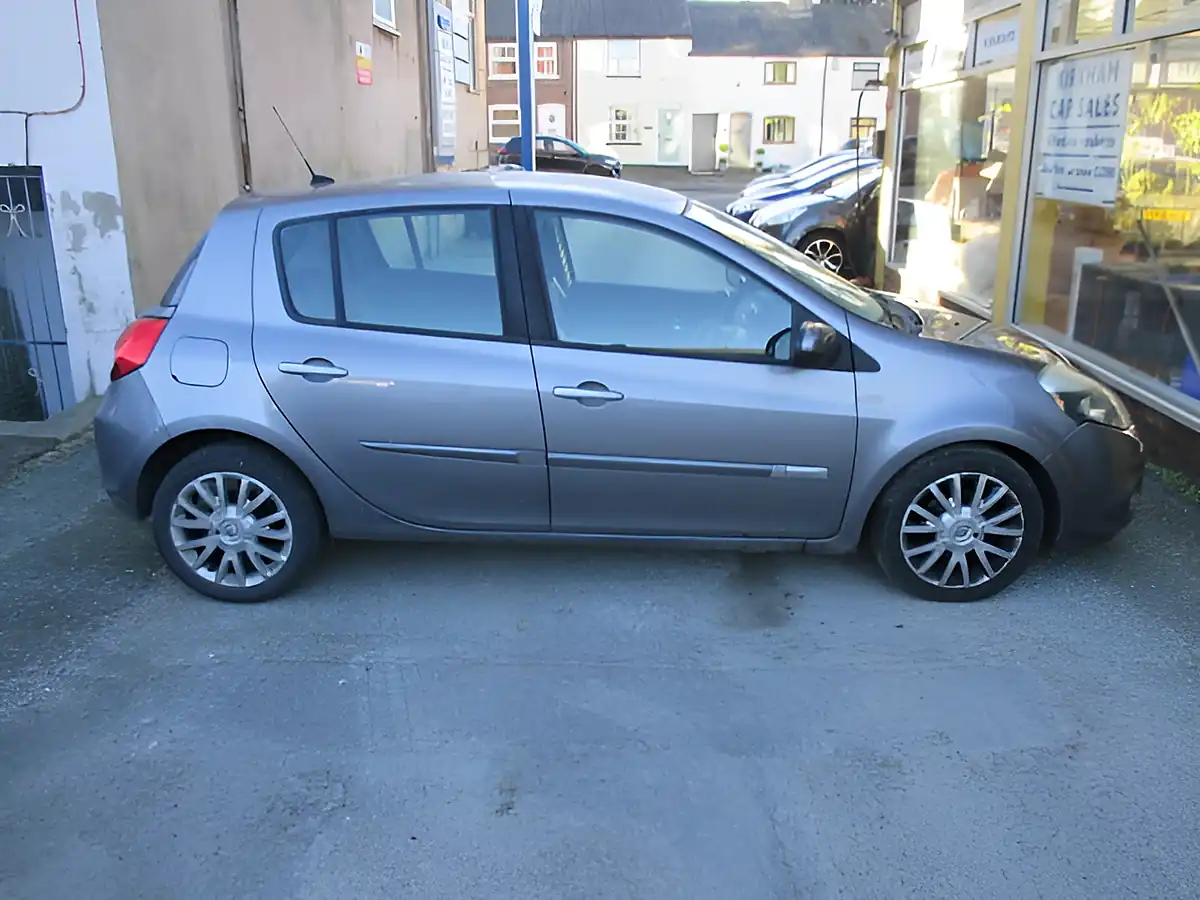 Used 2011 Renault Clio Dynamique Tomtom Grey - Interior and Exterior details 5