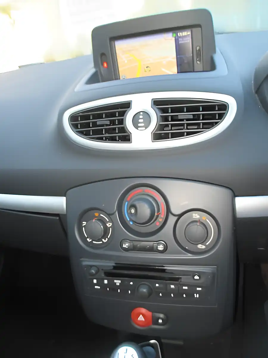 Used 2011 Renault Clio Dynamique Tomtom Grey - Interior and Exterior details 7