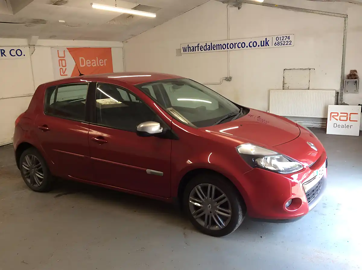 Used 2011 Renault Clio Dynamique Tomtom Red - Front View
