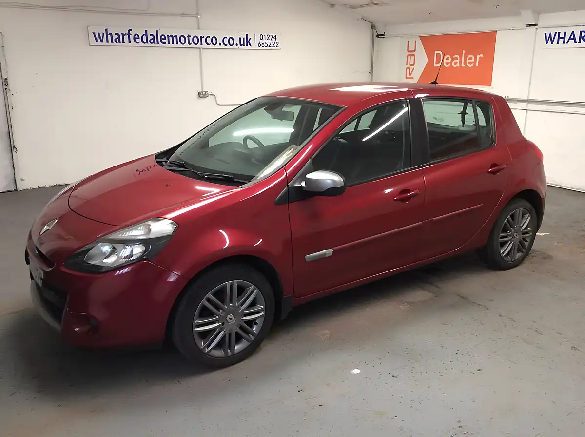Used 2011 Renault Clio Dynamique Tomtom Red - Interior and Exterior details 10