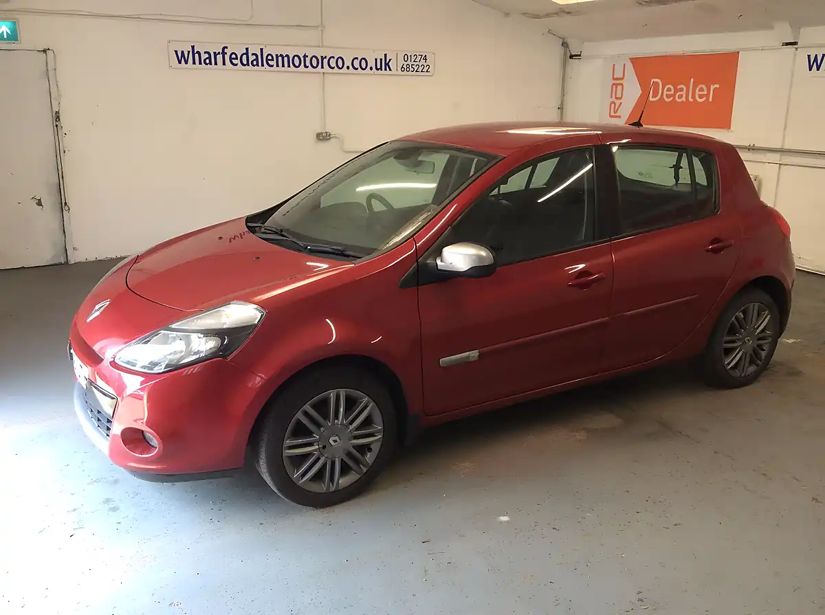 Used 2011 Renault Clio Dynamique Tomtom Red - Interior and Exterior details 11