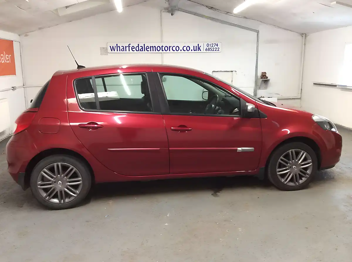 Used 2011 Renault Clio Dynamique Tomtom Red - Interior and Exterior details 6