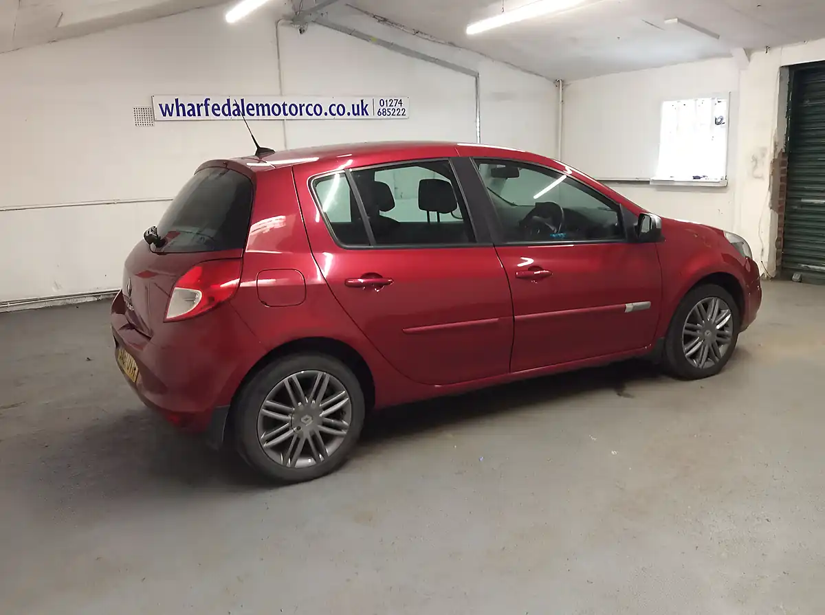Used 2011 Renault Clio Dynamique Tomtom Red - Interior and Exterior details 7