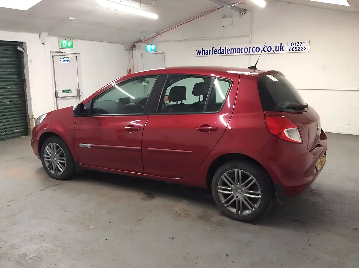 Used 2011 Renault Clio Dynamique Tomtom Red - Interior and Exterior details 8
