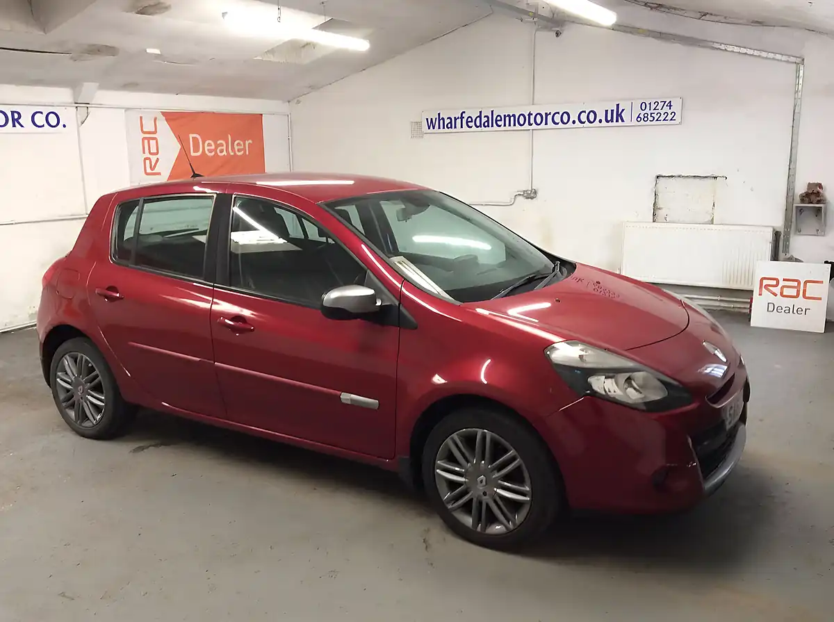 Used 2011 Renault Clio Dynamique Tomtom Red - Interior and Exterior details 9