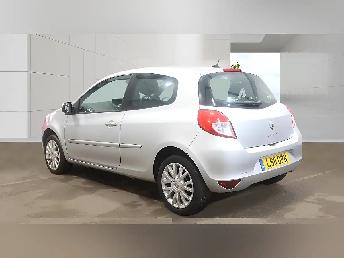 Used 2011 Renault Clio Dynamique Tomtom Silver - Interior and Exterior details 2