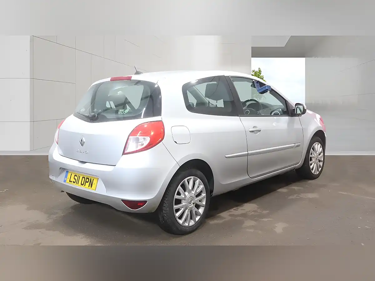 Used 2011 Renault Clio Dynamique Tomtom Silver - Interior and Exterior details 3