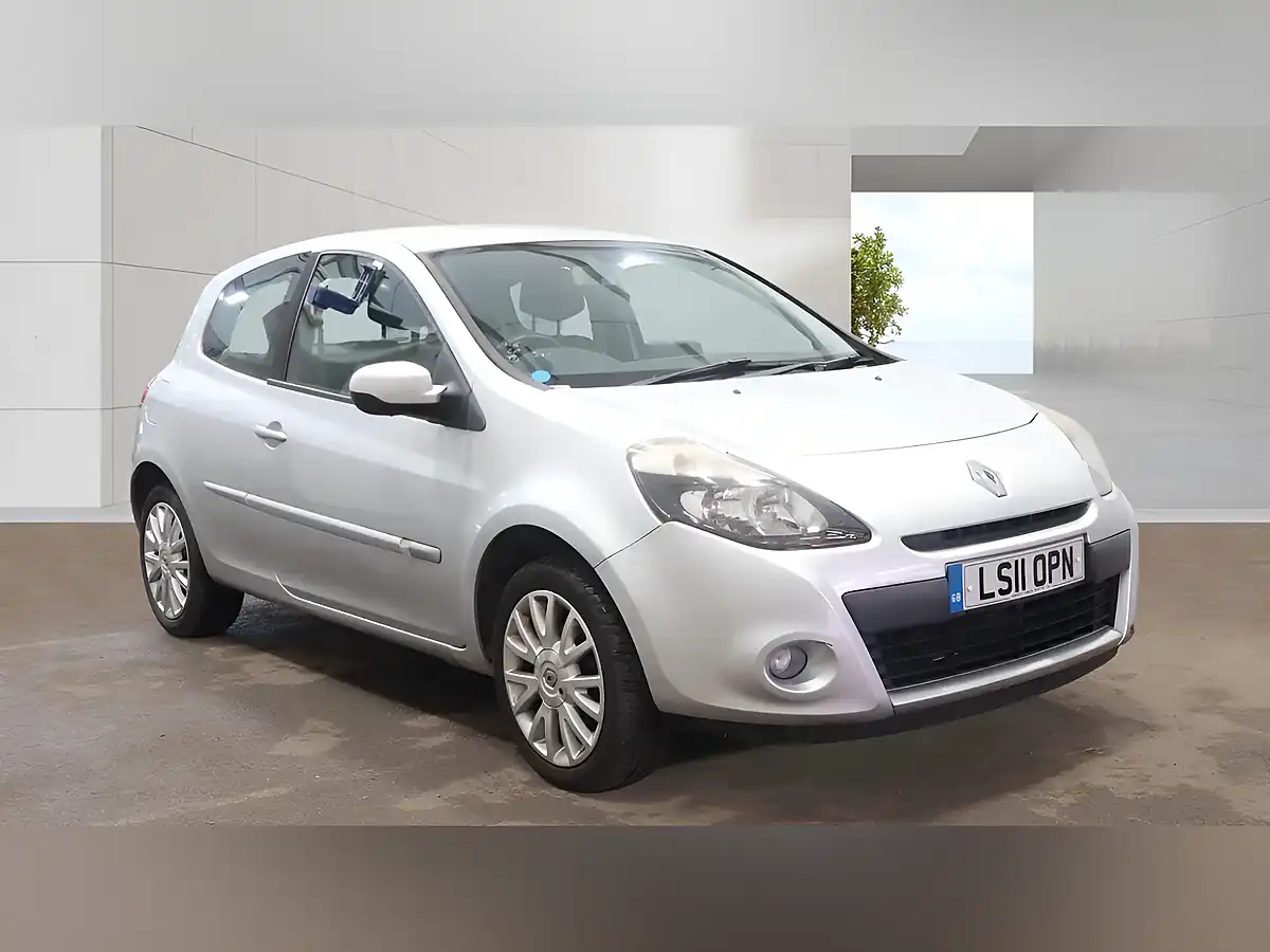 Used 2011 Renault Clio Dynamique Tomtom Silver - Interior and Exterior details 4