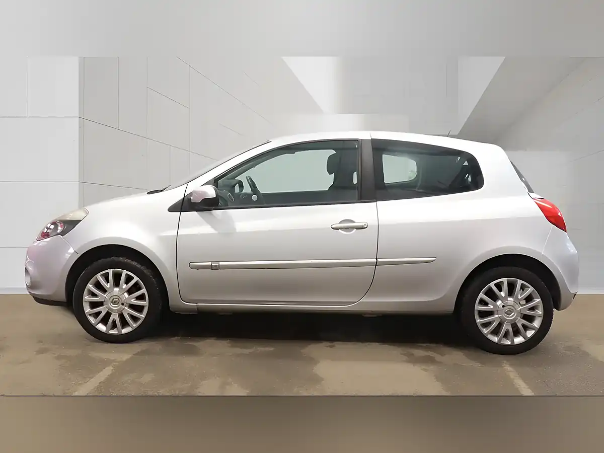 Used 2011 Renault Clio Dynamique Tomtom Silver - Interior and Exterior details 5