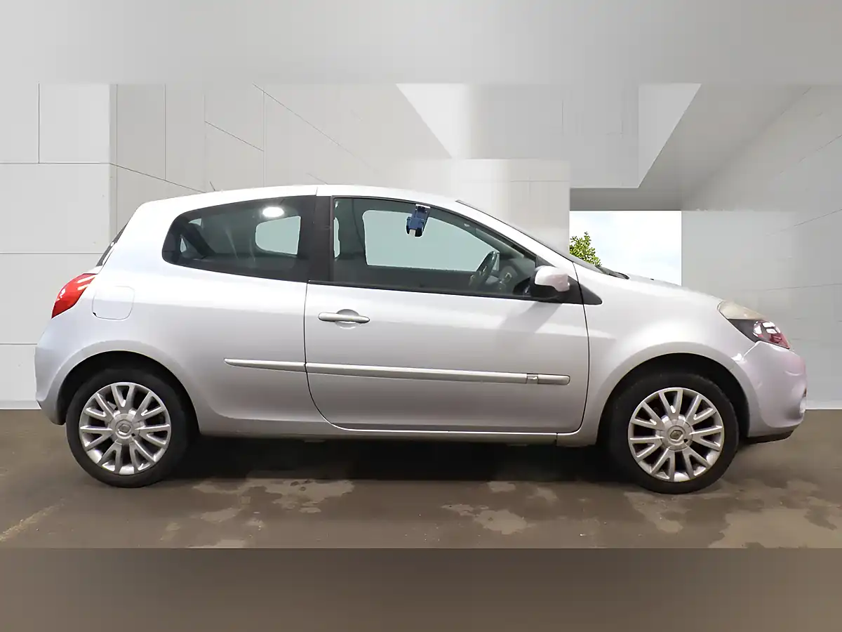 Used 2011 Renault Clio Dynamique Tomtom Silver - Interior and Exterior details 6
