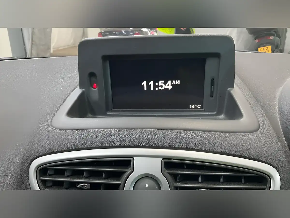 Used 2011 Renault Clio Dynamique Tomtom Silver - Interior and Exterior details 7