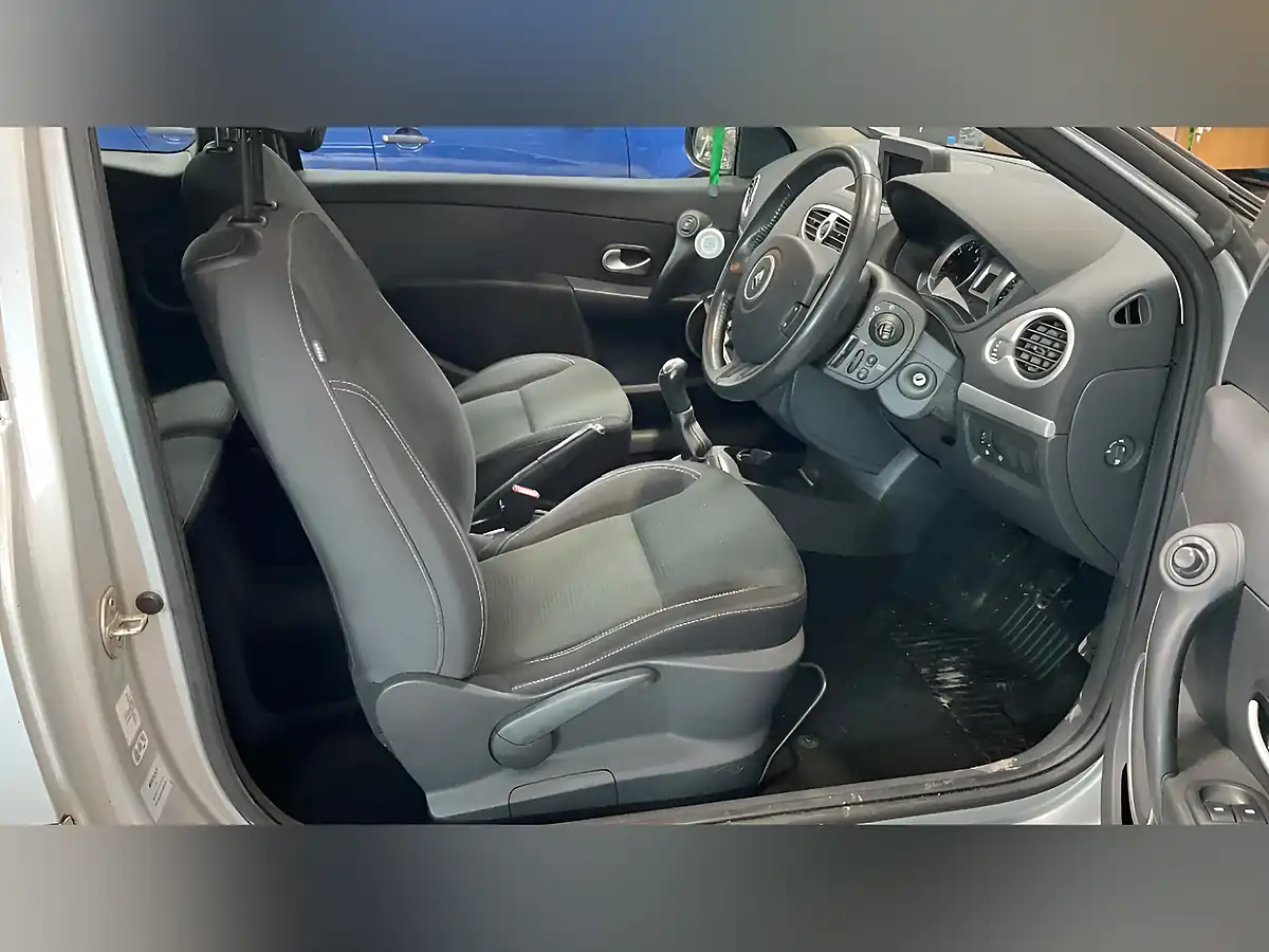 Used 2011 Renault Clio Dynamique Tomtom Silver - Interior and Exterior details 9