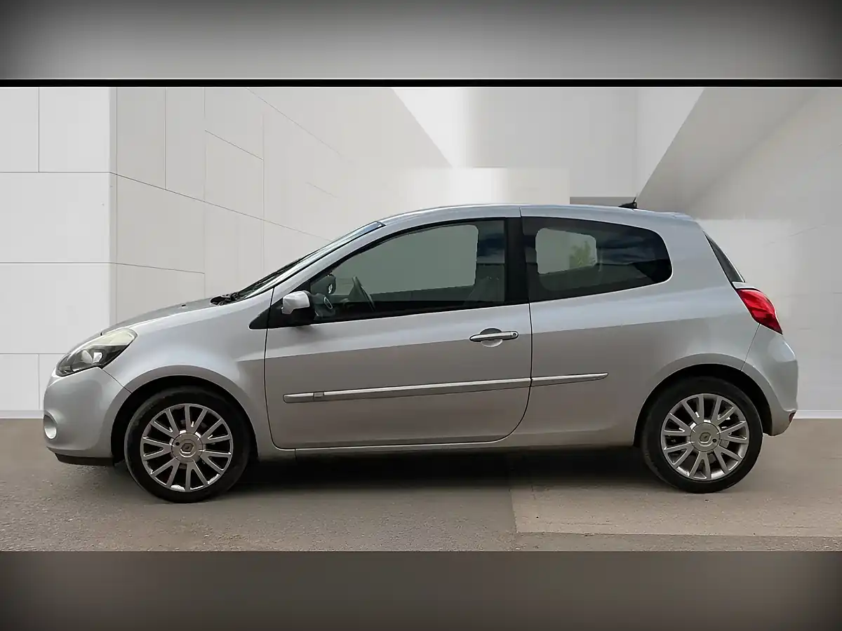 Used 2011 Renault Clio Dynamique Tomtom Silver - Interior and Exterior details 2
