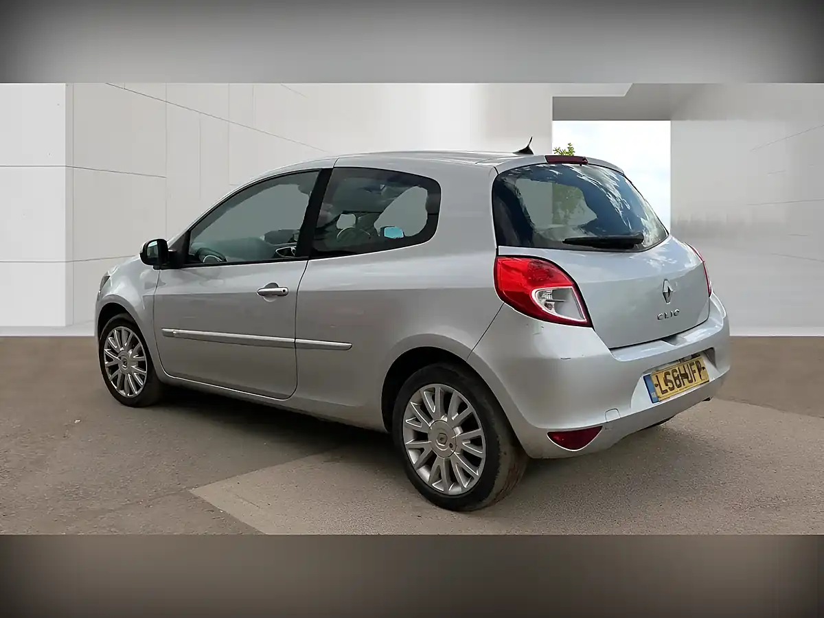 Used 2011 Renault Clio Dynamique Tomtom Silver - Interior and Exterior details 3