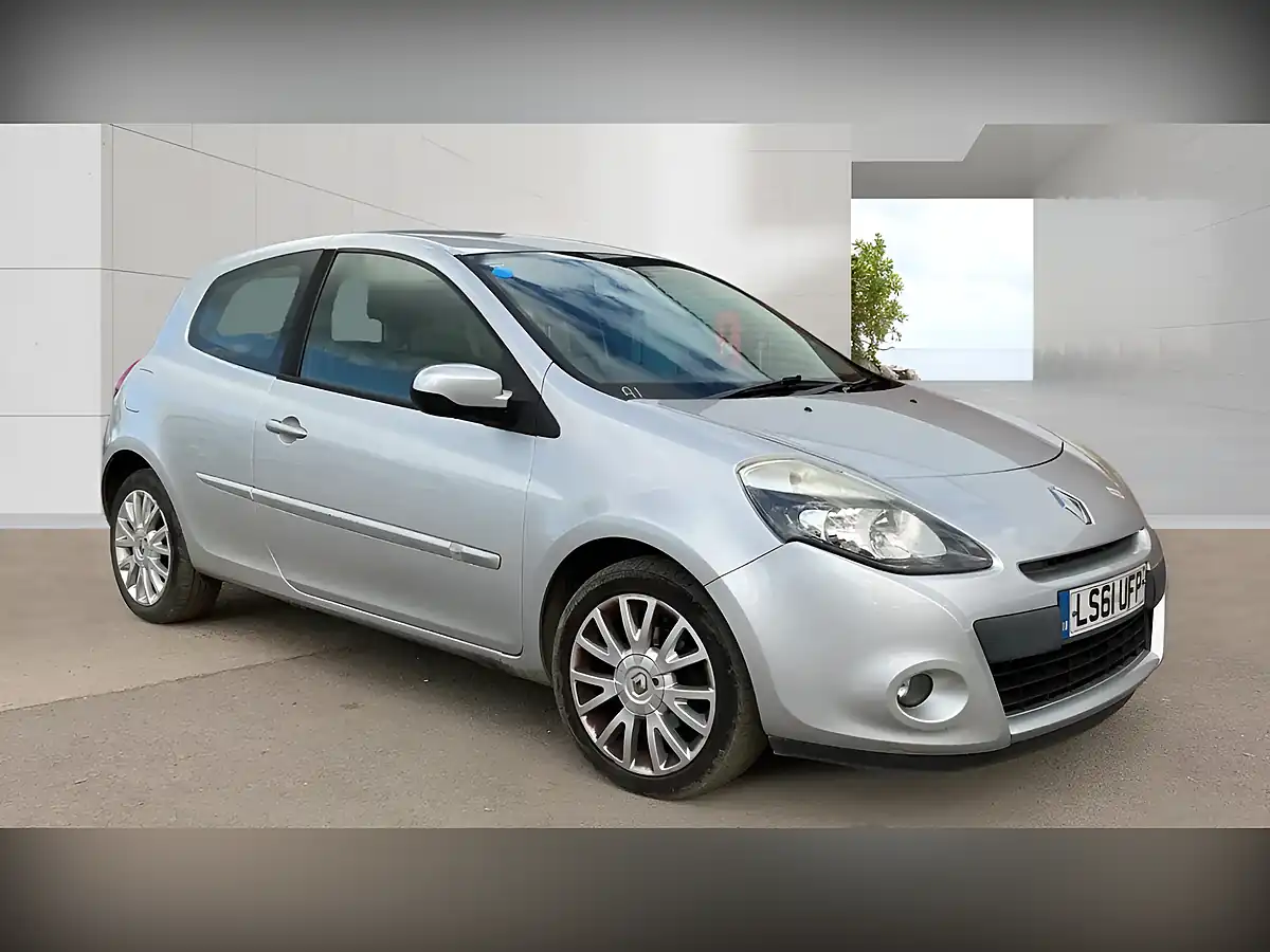 Used 2011 Renault Clio Dynamique Tomtom Silver - Interior and Exterior details 4