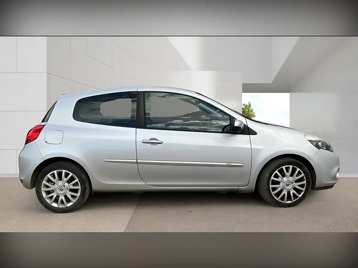 Used 2011 Renault Clio Dynamique Tomtom Silver - Interior and Exterior details 5