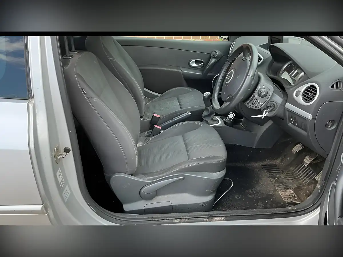 Used 2011 Renault Clio Dynamique Tomtom Silver - Interior and Exterior details 7