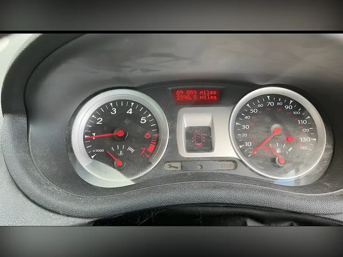 Used 2011 Renault Clio Dynamique Tomtom Silver - Interior and Exterior details 8
