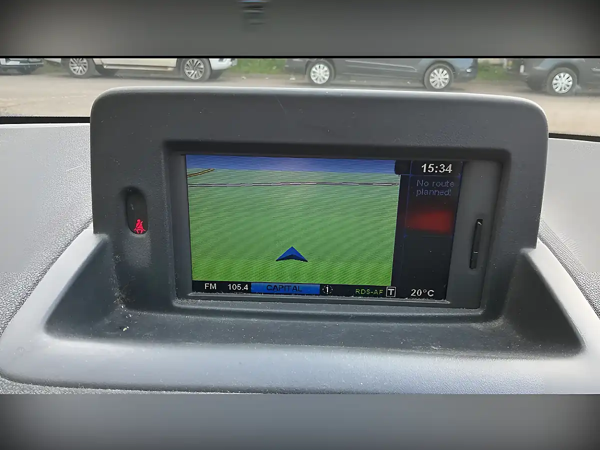 Used 2011 Renault Clio Dynamique Tomtom Silver - Interior and Exterior details 9