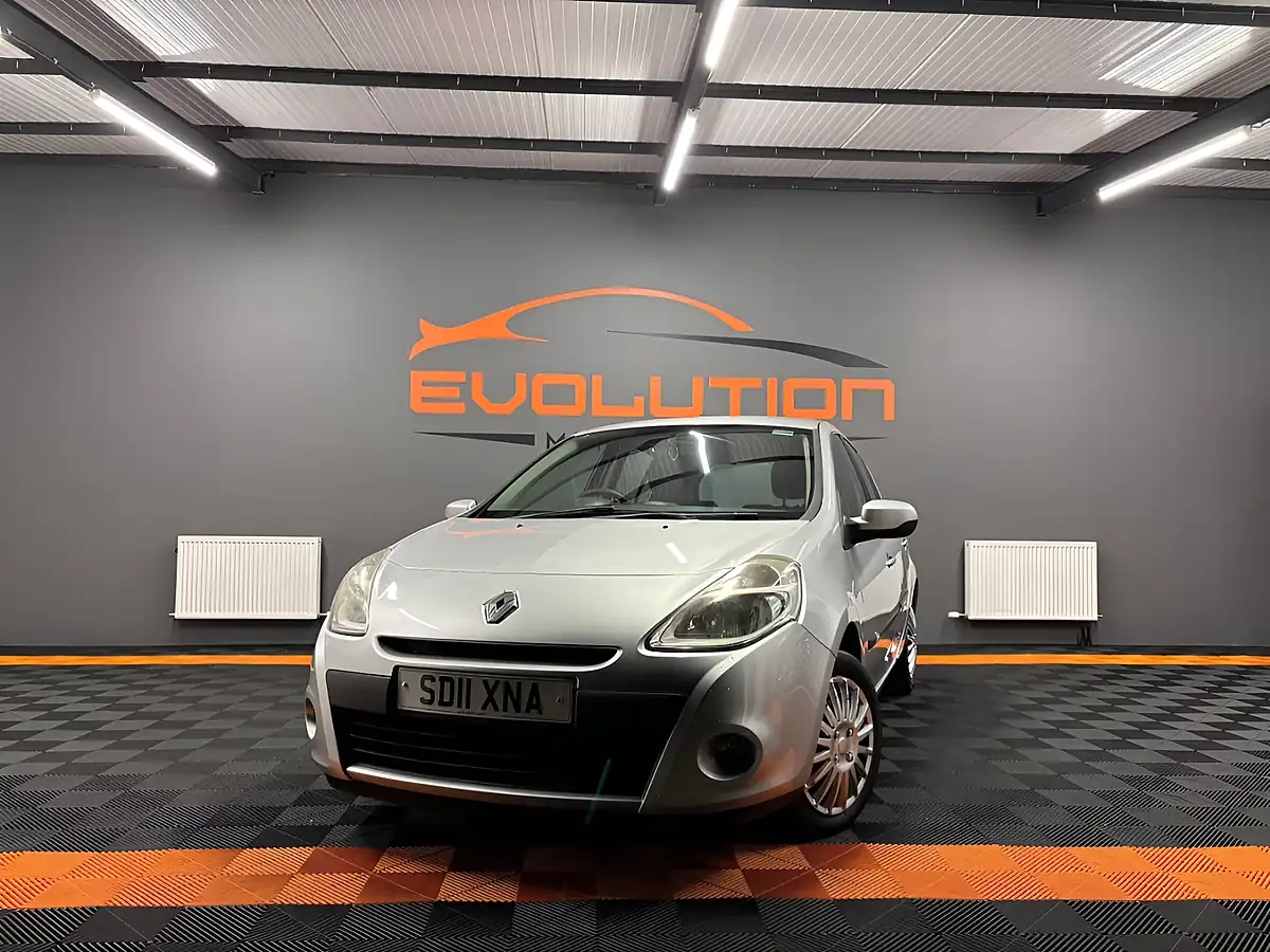 Used 2011 Renault Clio Expression Silver - Front View