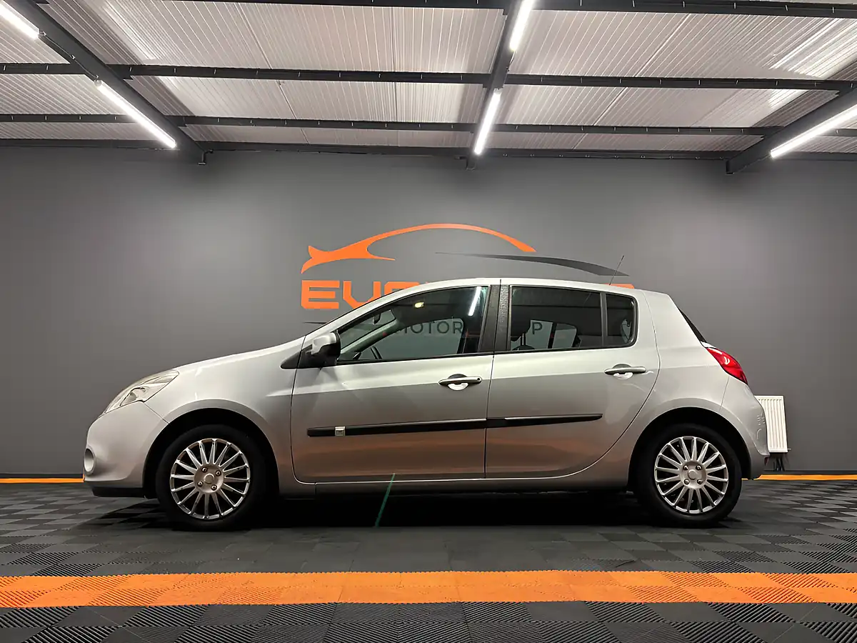 Used 2011 Renault Clio Expression Silver - Interior and Exterior details 10