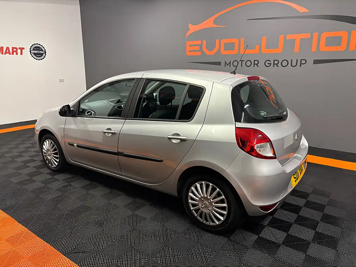 Used 2011 Renault Clio Expression Silver - Interior and Exterior details 2