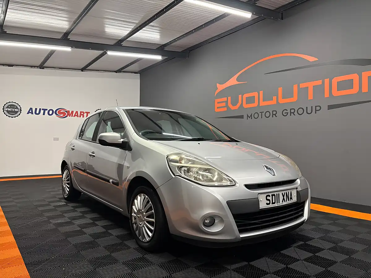 Used 2011 Renault Clio Expression Silver - Interior and Exterior details 3