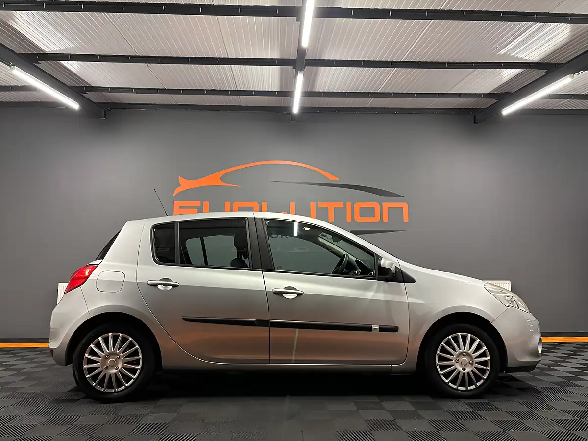Used 2011 Renault Clio Expression Silver - Interior and Exterior details 4