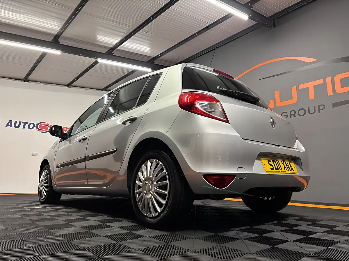 Used 2011 Renault Clio Expression Silver - Interior and Exterior details 5