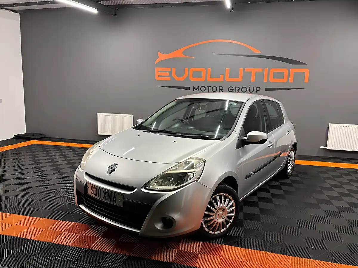 Used 2011 Renault Clio Expression Silver - Interior and Exterior details 6