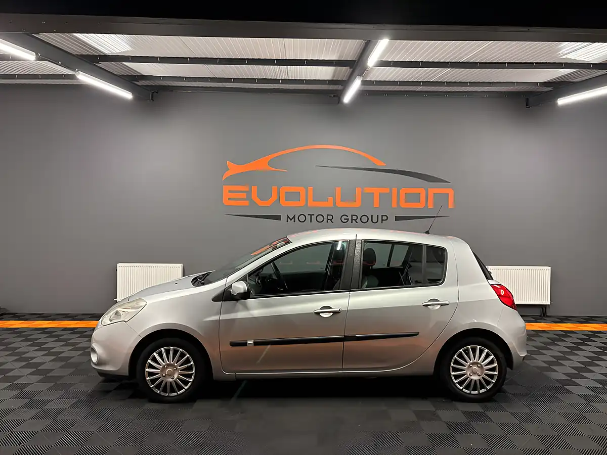 Used 2011 Renault Clio Expression Silver - Interior and Exterior details 7