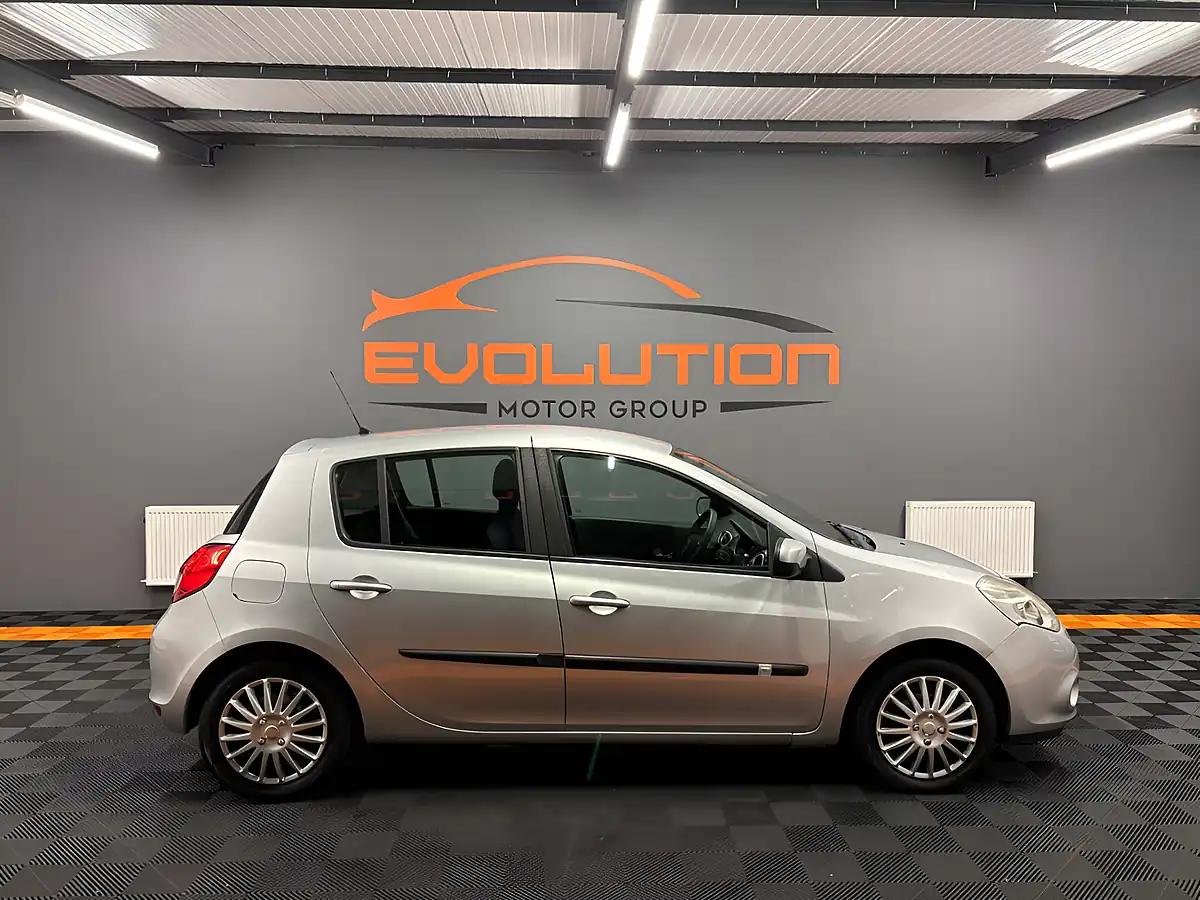Used 2011 Renault Clio Expression Silver - Interior and Exterior details 8