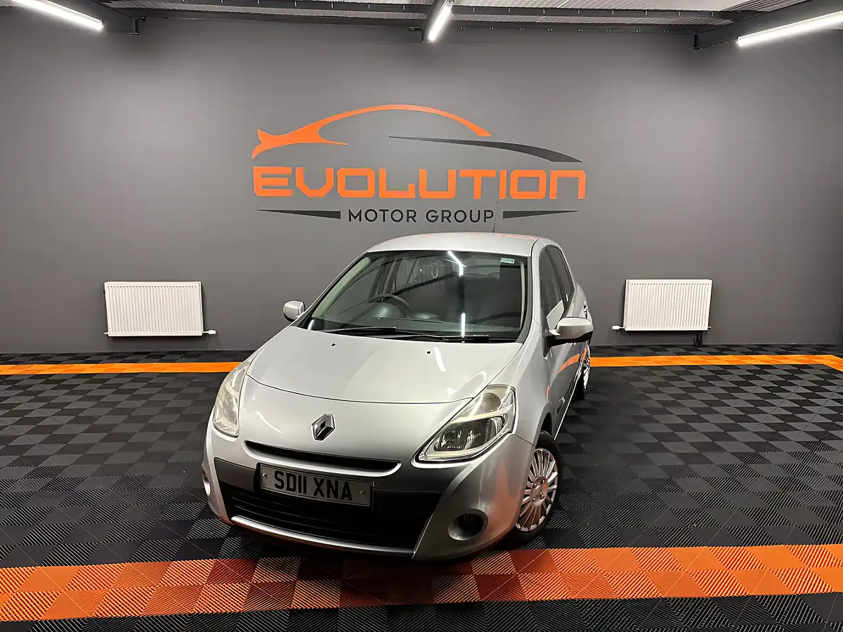 Used 2011 Renault Clio Expression Silver - Interior and Exterior details 9