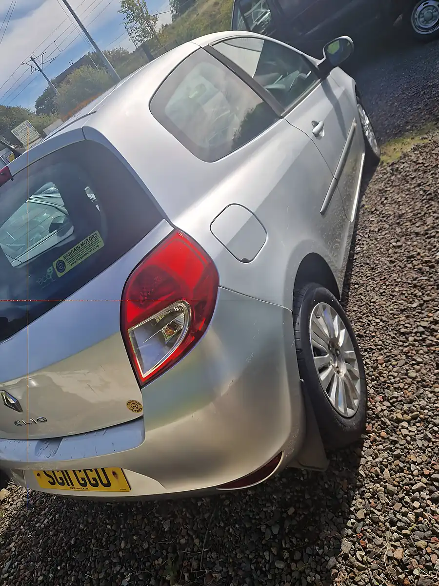 Used 2011 Renault Clio I-Music Silver - Interior and Exterior details 9