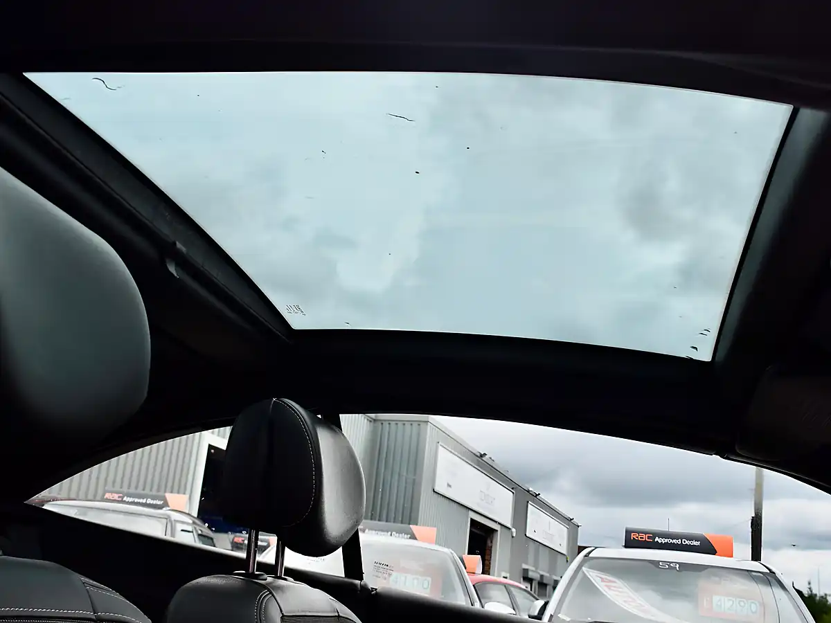 Used 2011 Renault Megane Dynamique Tomtom Black - Interior and Exterior details 16
