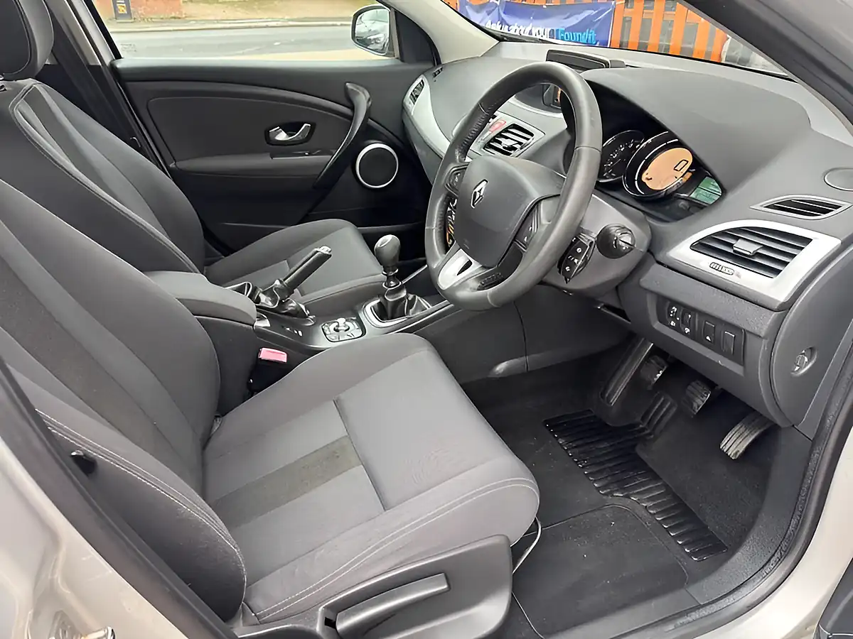 Used 2011 Renault Megane Dynamique Tomtom Silver - Interior and Exterior details 10