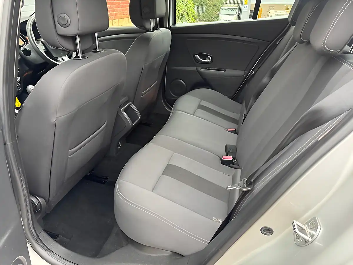 Used 2011 Renault Megane Dynamique Tomtom Silver - Interior and Exterior details 11