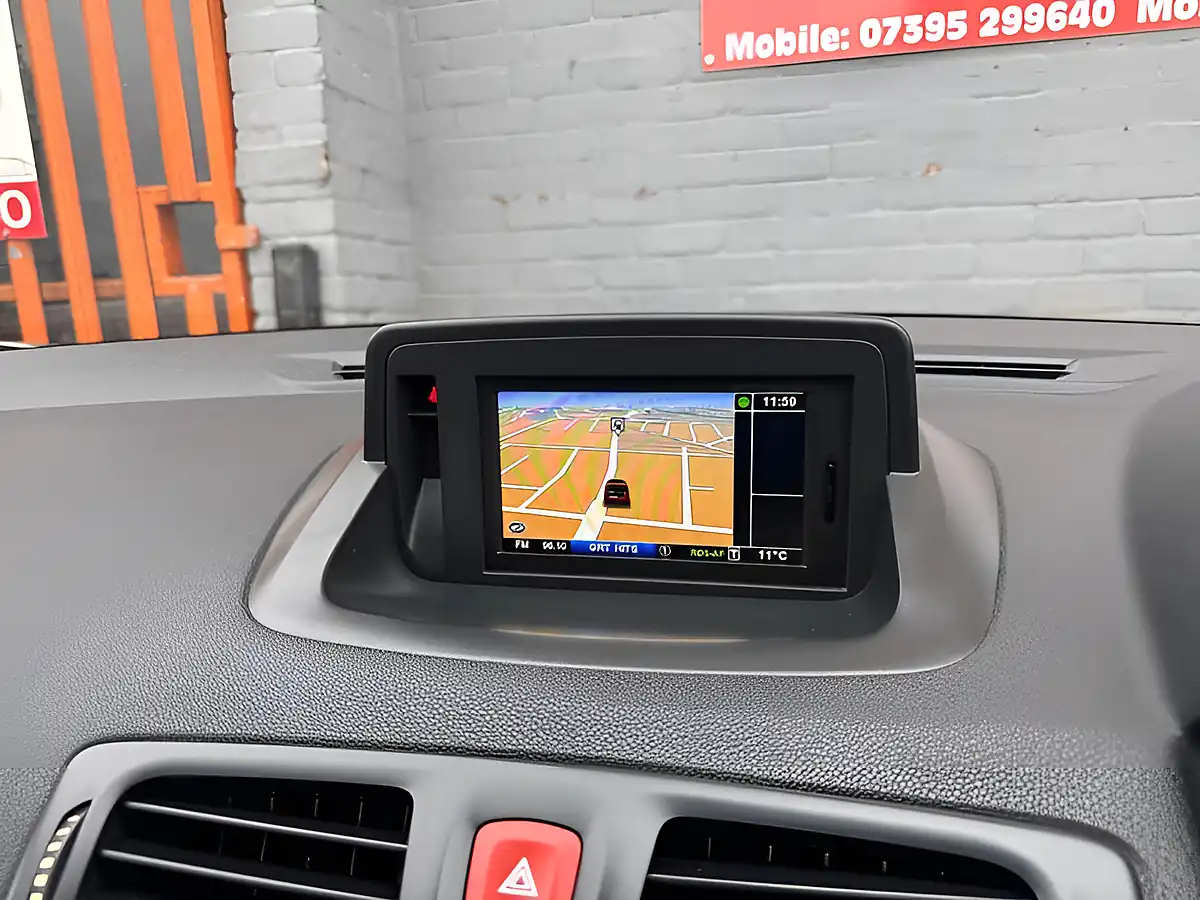 Used 2011 Renault Megane Dynamique Tomtom Silver - Interior and Exterior details 14
