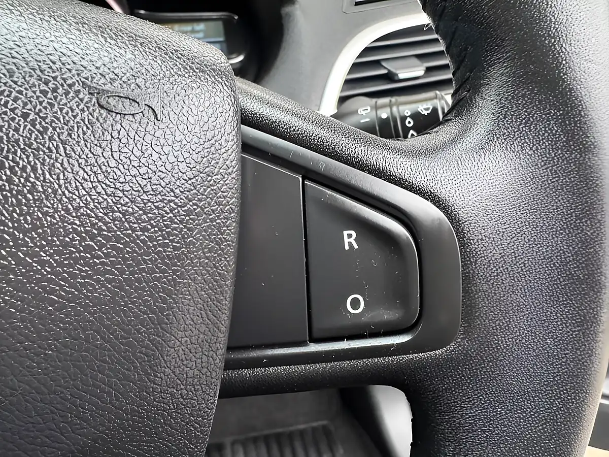 Used 2011 Renault Megane Dynamique Tomtom Silver - Interior and Exterior details 16