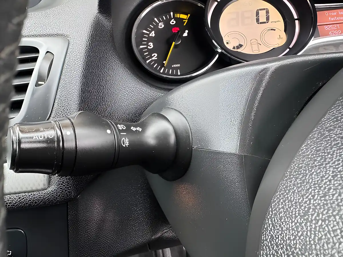 Used 2011 Renault Megane Dynamique Tomtom Silver - Interior and Exterior details 17