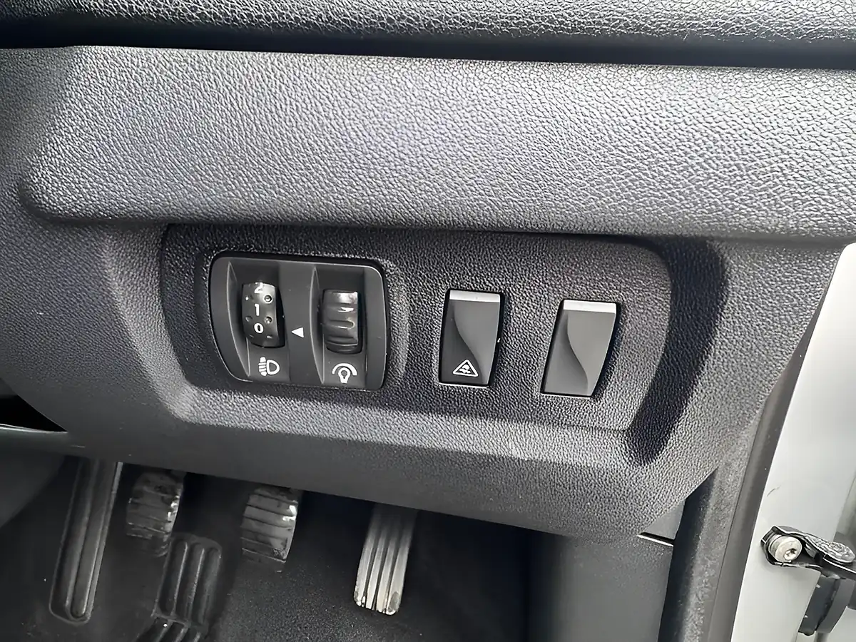 Used 2011 Renault Megane Dynamique Tomtom Silver - Interior and Exterior details 18