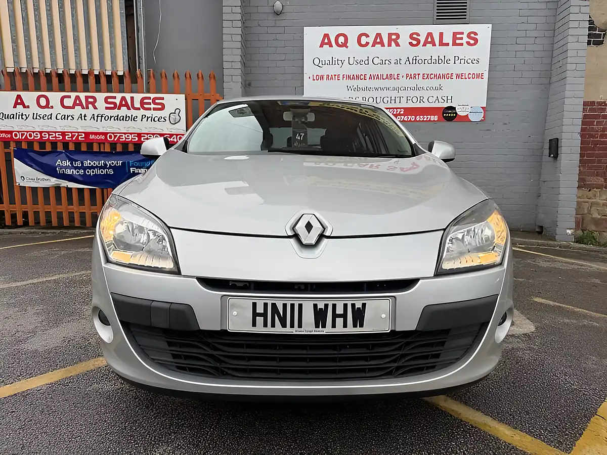 Used 2011 Renault Megane Dynamique Tomtom Silver - Interior and Exterior details 2