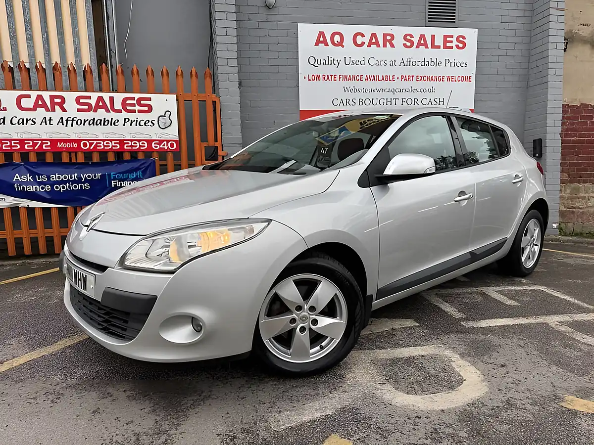 Used 2011 Renault Megane Dynamique Tomtom Silver - Interior and Exterior details 3