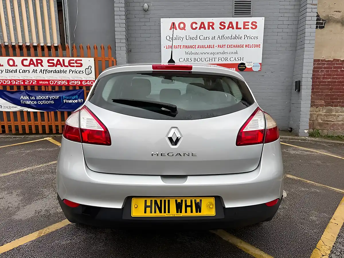 Used 2011 Renault Megane Dynamique Tomtom Silver - Interior and Exterior details 6