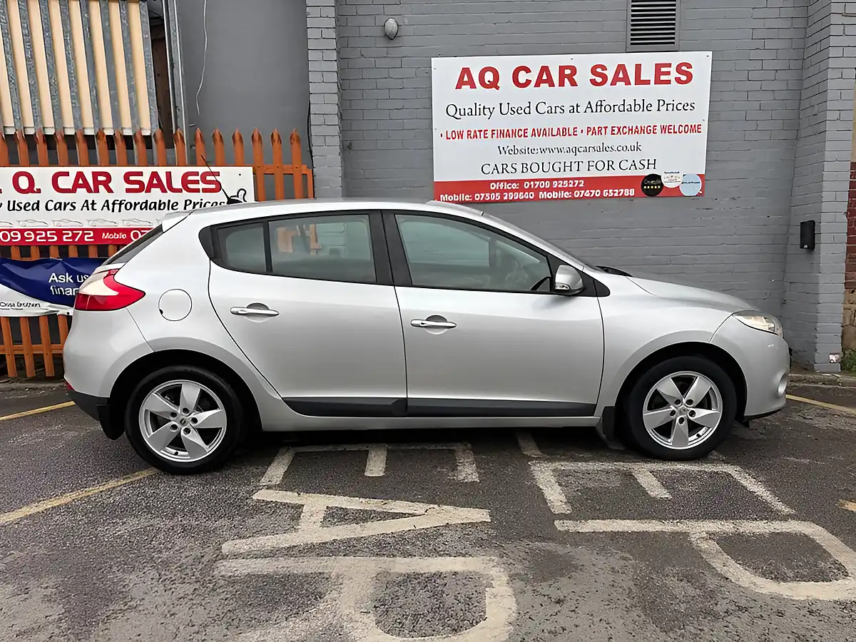 Used 2011 Renault Megane Dynamique Tomtom Silver - Interior and Exterior details 8