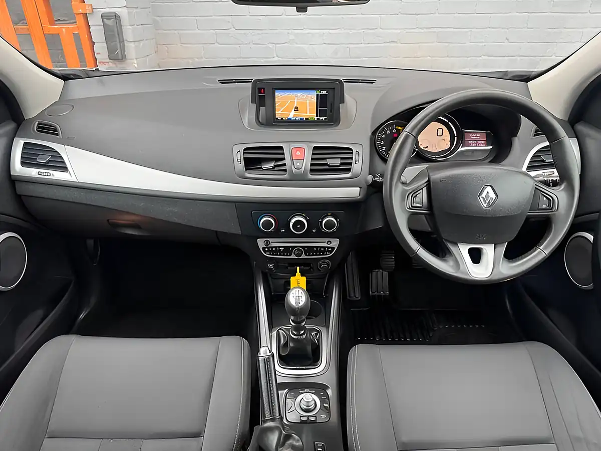 Used 2011 Renault Megane Dynamique Tomtom Silver - Interior and Exterior details 9